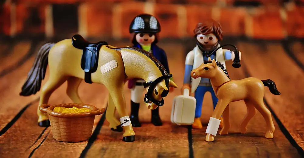 Playmobil qui soignent des chevaux